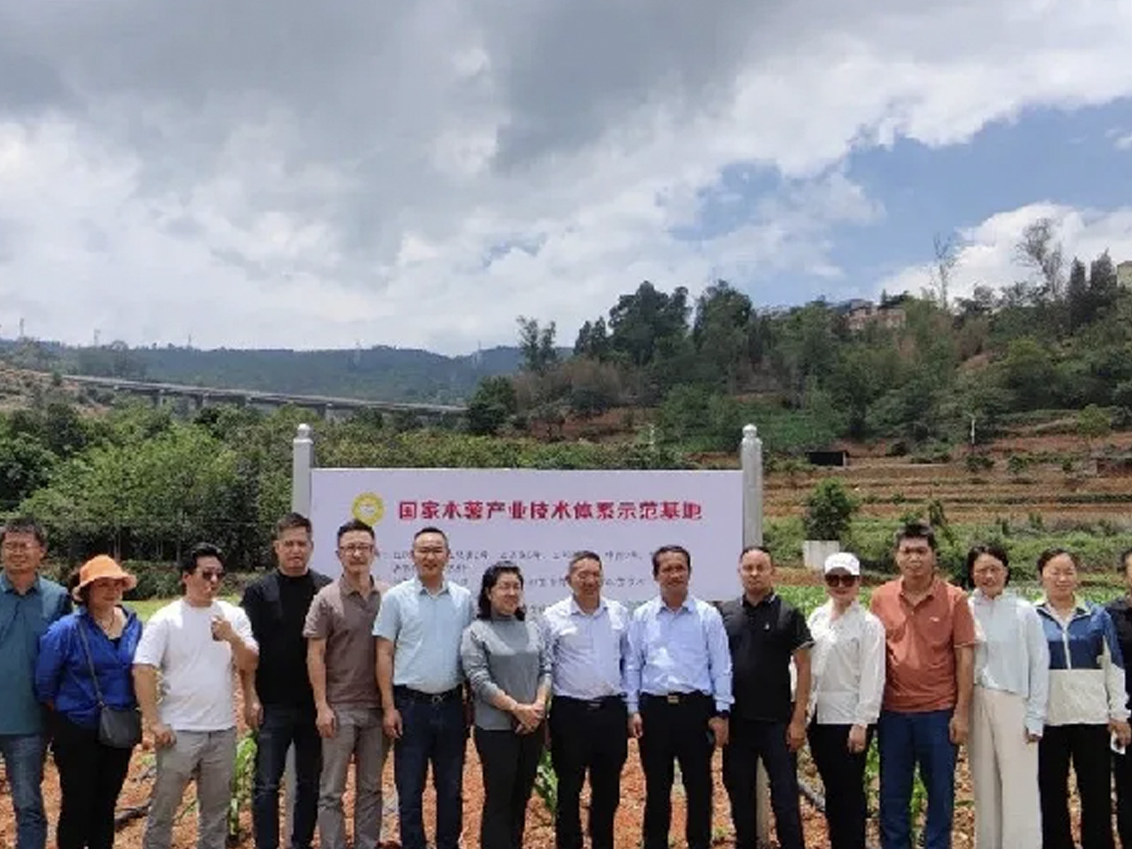 A delegation of experts from Ministry of Agriculture and Forestry of Laos and China's national cassava industry visited the Red Sun
